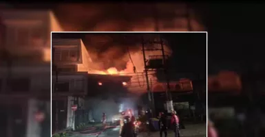 Gudang Swalayan 2 Lantai di Surabaya Hangus Terbakar, 15 Damkar Dikerahkan