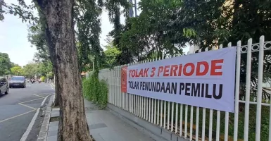 Spanduk Tolak Presiden 3 Periode di Surabaya, Warga Sebut Belum Lama Dipasang