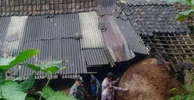 Hujan Deras, Tembok 2 Rumah Warga di Situbondo Bolong Dihantam Longsoran Batu