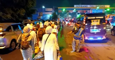 Peserta Harlah 1 Abad NU Jalan Kaki Keluar Tol Sidoarjo, Sudah Datang Sejak Dini Hari