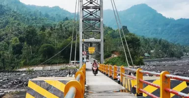 Diterjang Lahar Dingin, 1 Sling Jembatan Gantung Kali Regoyo Lumajang Putus