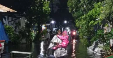 Banjir Parah di Perkampungan Petemon, Surabaya, Damkar Bantu Kuras Genangan Air