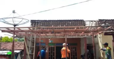Puting Beliung Rusak 25 Rumah di Situbondo, Warga Ketakutan Selamatkan Diri