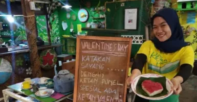 Ketan Punel Surabaya Edisi Valentine, Laris Manis Diburu ABG Hingga Mak-Mak