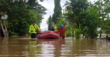 Banjir Bandang Ponorogo Rendam Jalan Nasional dan Sekolah, Warga Mengungsi