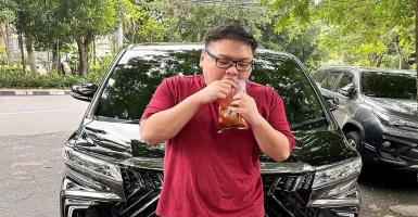 Crazy Rich Surabaya Lahap Makan Jajan Kaki Lima, Warganet Salah Fokus Supercar
