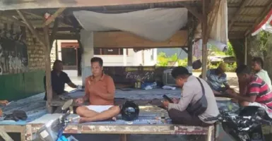 Warung Kopi Jadi Tempat Anggota Polres Bangkalan Aipda Mulyadi Edukasi Bahaya Petasan