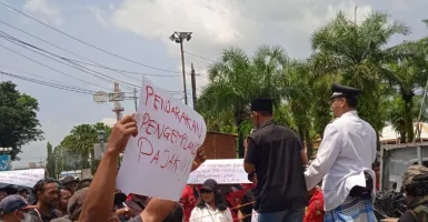 Gelar Aksi di Depan Pendopo, Massa 272 Tagih Janji Bupati Jember