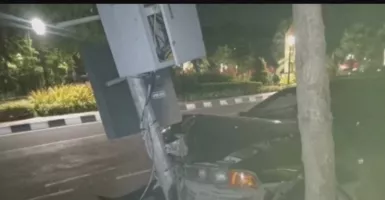 Mabuk, Mobil Remaja di Surabaya ini Tabrak PJU Hingga akan Ambruk