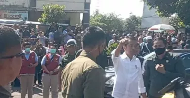 Presiden Jokowi Cek Harga Pangan di Pasar Ngawi, Warga Berebut Minta Bersalaman