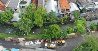 Tanggul Jebol, Jalan Mayjen Sungkono Surabaya Terendam Banjir