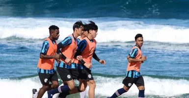 Persiapan Liga 1 2023-2024, Arema FC Gelar Latihan Fisik di Pantai