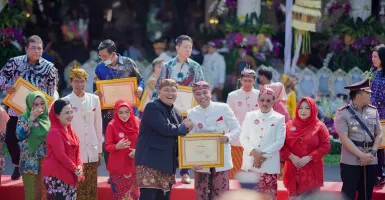 Terima Penghargaan di HUT ke-730, PT SIER Komitmen Ikut Bangun Surabaya