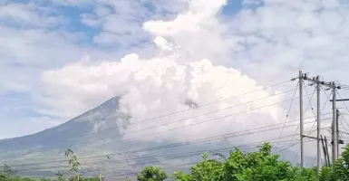 Abu Vulkanik Gunung Semeru ke Permukiman, Warga Diimbau Pakai Masker