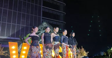 Embran Nawawi Nostalgia Gaya 50an lewat Batik Cocktail Dress