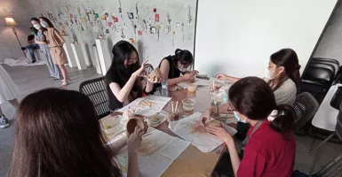 Mahasiswi UK Petra Gelar Workshop Pottery