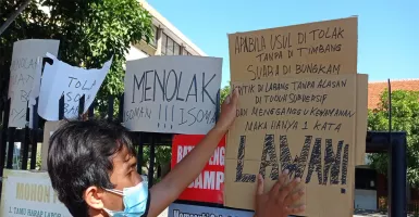 Warga Blokade SDN Barata Jaya Surabaya, Ada Apa?