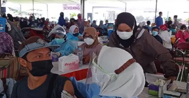 Ada Saja Cerita Vaksinasi Massal di Lapangan Thor Surabaya