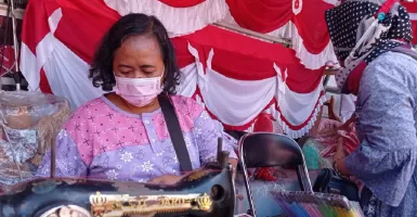 Pedagang Bendera di Surabaya Mulai Bisa Tersenyum