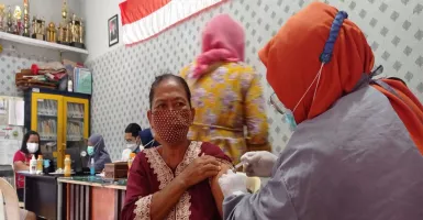 Vaksin di Surabaya Sasar Perkampungan, Warga Acungi Jempol