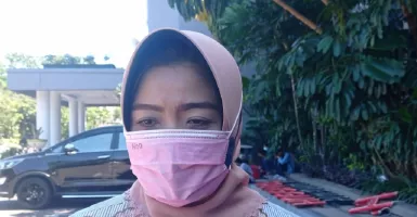 Keterlaluan, Warga Surabaya Ada yang Buang Bufet di Gorong-gorong