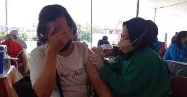 Takut Setengah Mati, Pria di Surabaya Menutup Mata Saat Divaksin