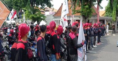 UMP Jatim Naik 1,2 Persen, Buruh Geruduk Grahadi