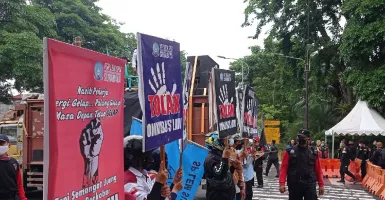 UMK Naik Tipis, Buruh Kepung Rumah Dinas Wali Kota Surabaya