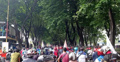 Demo Buruh di Surabaya Diwarnai Sweeping, Pagar Pabrik Roboh