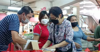 Pedagang Jajanan Khas Imlek di Pasar Atom Surabaya Semringah