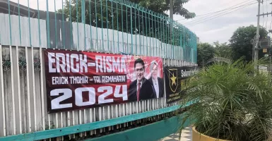 Banner Erick Thohir Bersama Tri Rismaharini Muncul di Surabaya