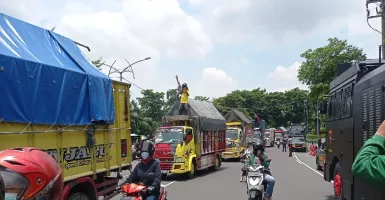 Demo ODOL, Massa Aksi Mulai Masuk Kota Surabaya
