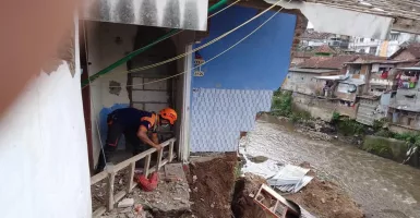 Dampak Hujan Deras, Tanah Ambles Hancurkan 3 Bangunan di Malang