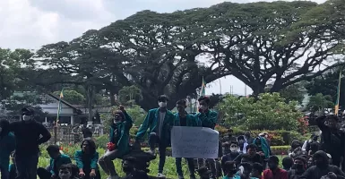 Ribuan Mahasiswa Geruduk DPRD Kota Malang, Bawa 25 Tuntutan