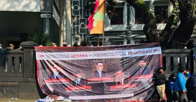 Deretan Spanduk Demo Mahasiswa di Malang, Isinya Nama Politikus