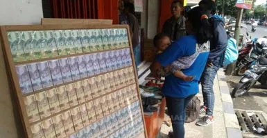 Jasa Tukar Uang di Kota Malang Mulai Muncul, Masih Sepi