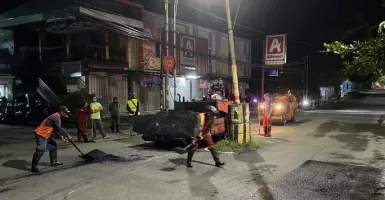 Perbaikan Jalan Rusak di Malang Dikebut, Warga Hati-Hati Melintas