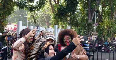 Suku Indian Muncul di Car Free Day Surabaya