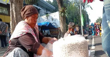Pedagang Berondong Jagung Bersyukur Jualannya Laris di CFD Darmo