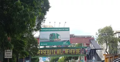 Spanduk Perayaan HUT ke-95 Persebaya Serbu Ruas Jalan Surabaya