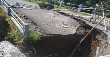 Jembatan Pengubung Desa Ambrol, 4 Bulan Tak Kunjung Diperbaiki
