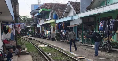 Warga Malang Sukarela Bongkar Rumahnya Sendiri, Dekat Rel Kereta
