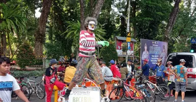 Sosialisasikan Gemar Membaca, Aksi Madi di CFD Surabaya Unik