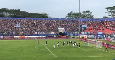 Arema FC Unggul Tipis Atas PSIS Semarang di Babak Pertama