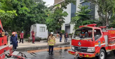 Mobil Pemadam Kebakaran Terguling di Surabaya, Begini Kondisinya