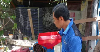 IT Telkom Surabaya Bantu Produksi Arang Briket Kampung Oase Naik Kelas