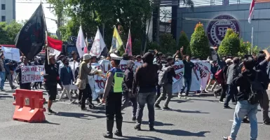 Demo Mahasiswa di Surabaya Hari ini Padati Gedung Negara Grahadi
