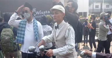 Pecinta Sepeda Tua Curi Perhatian di CFD Tunjungan, Gayanya Khas