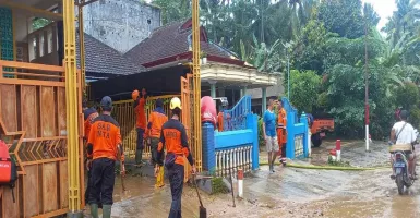 Banjir di Malang Selatan Surut, Warga Bersihkan Lumpur