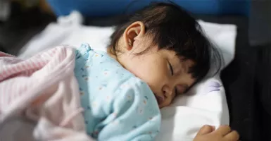 Tips Menurunkan Demam Anak Saat Obat Sirop Dilarang, Simak Kata Ahli